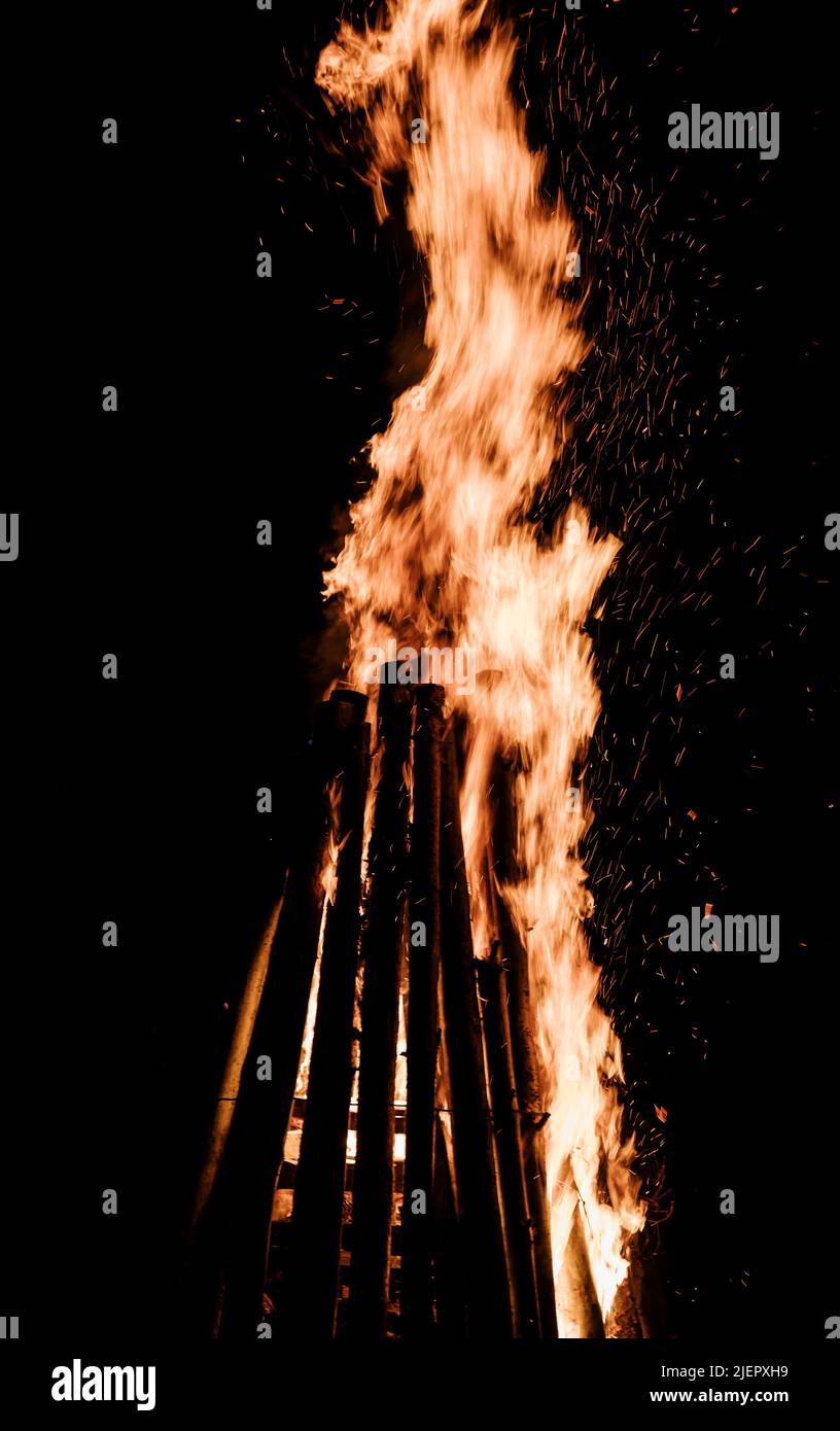 Große helle Flamme eines Lagerfeuers in der Natur. Lagerfeuer brennt im Wald. Stockfoto