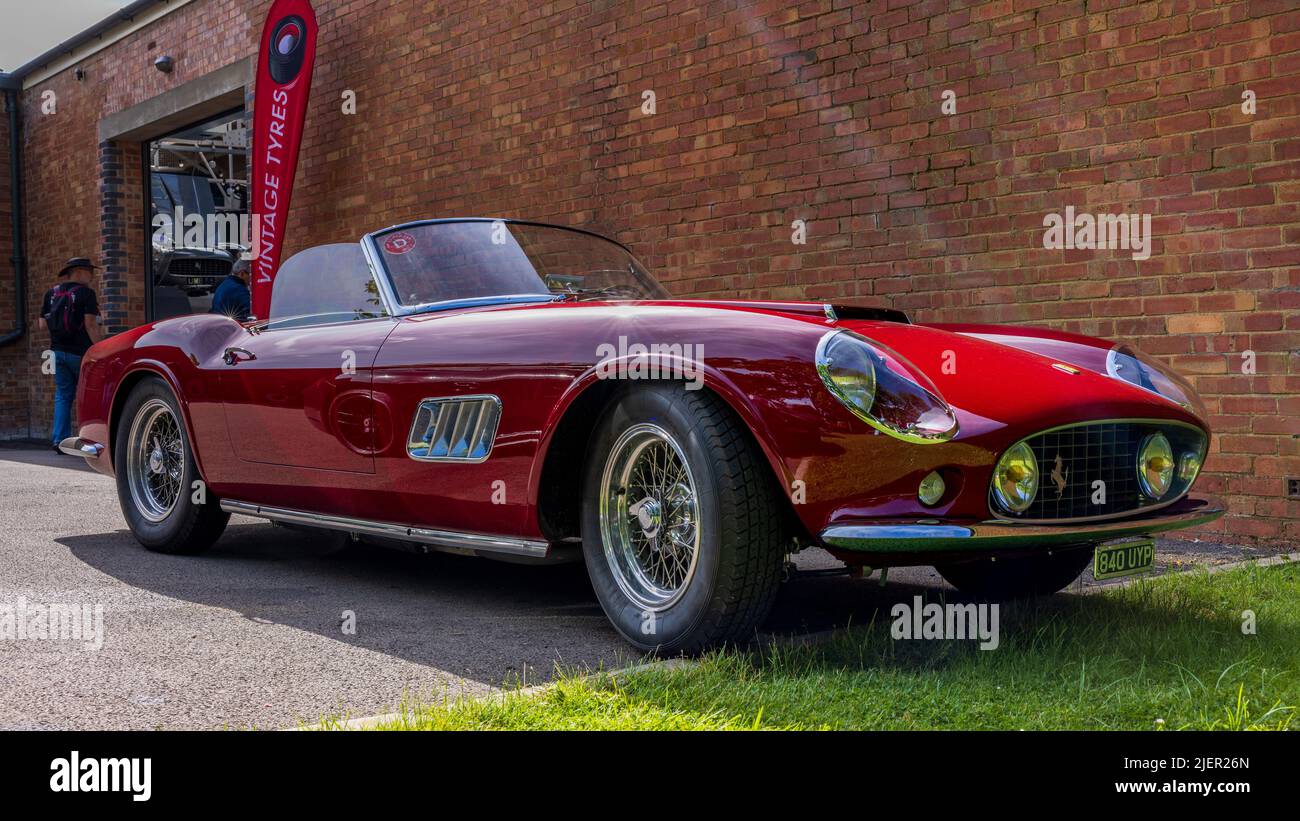 1960 Ferrari 250 GT LWB California Spider ‘840 UYP’ auf dem Bicester Scramble am 19.. Juni 2022 ausgestellt Stockfoto