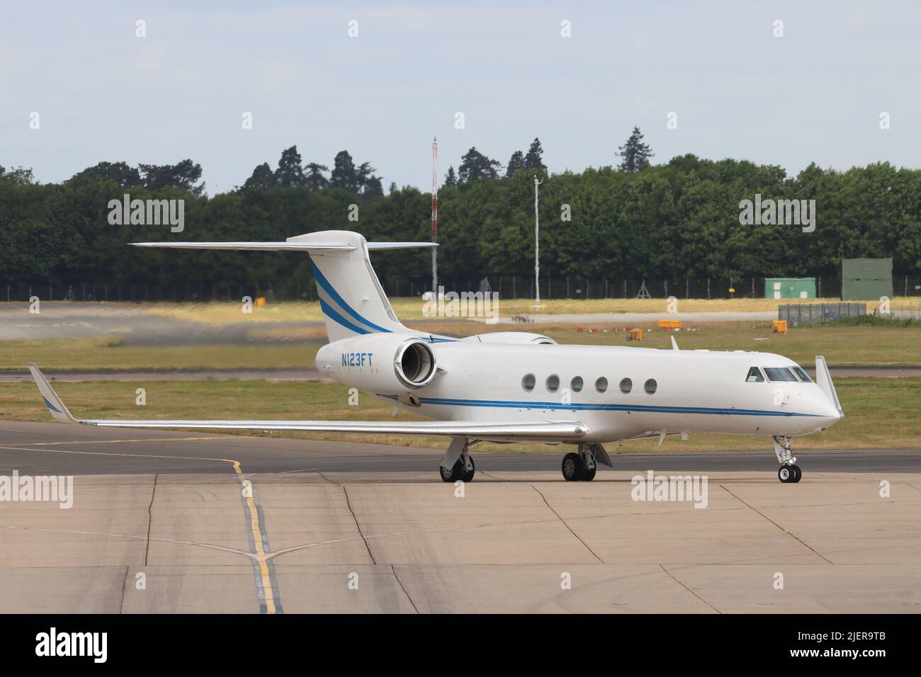 N123FT, 1998 Gulfstream Aerospace G-V, Abflug Flughafen Stansted, Essex, Großbritannien Stockfoto
