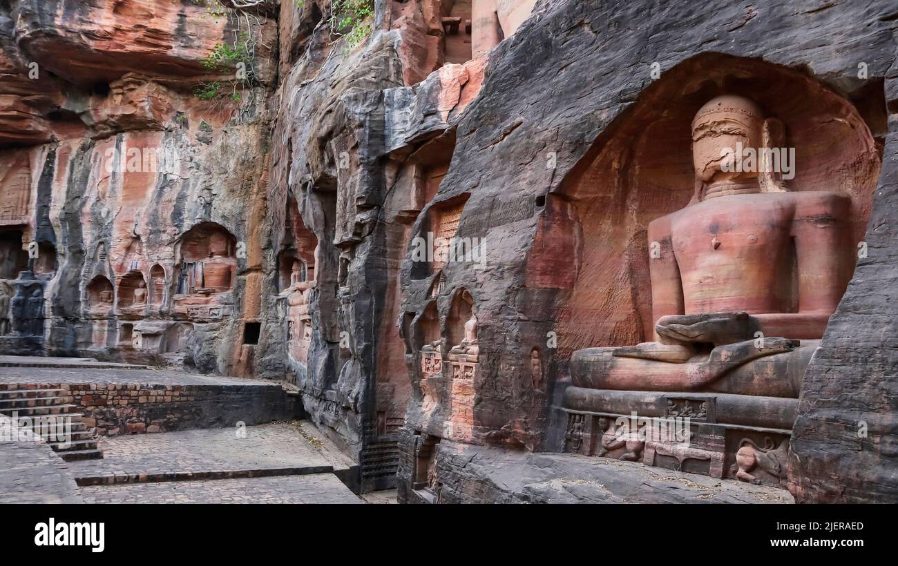 Skulpturen von Jain in Dhyan Position an den Sidhhachal Höhlen, Gwalior Fort, Madhya Pradesh, Indien. Stockfoto