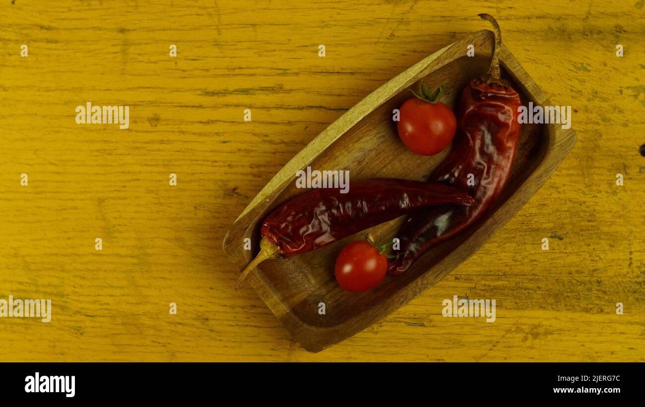 Heiße trockene Chilischoten frische Kirschtomaten Salat Zutaten rustikale Küche Stockfoto
