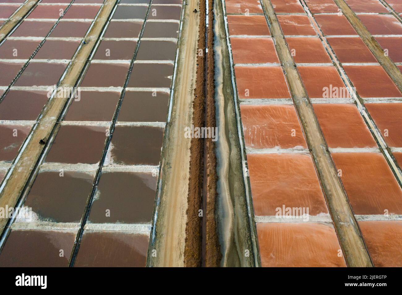 Draufsicht auf Salzverdunstungsbäder aus Meerwasser auf einer Salzfarm. Sri Lanka. Stockfoto