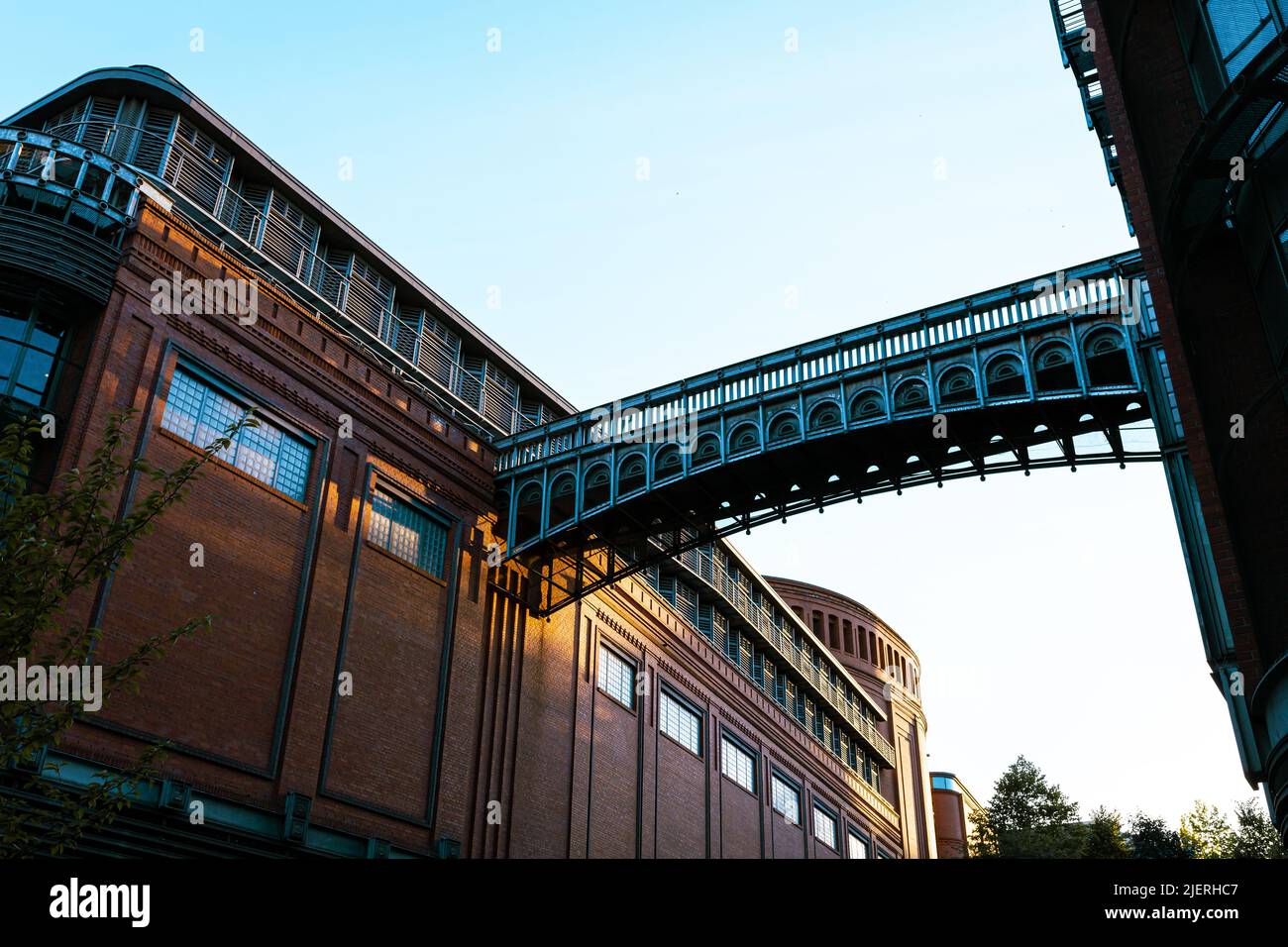 Poznań, POLEN - 16. JUNI 2022: Verbindung zwischen Gebäuden, Business Center 'Stary Browar' - das Zentrum für Handel und Kunst, erbaut im November 2003 Stockfoto
