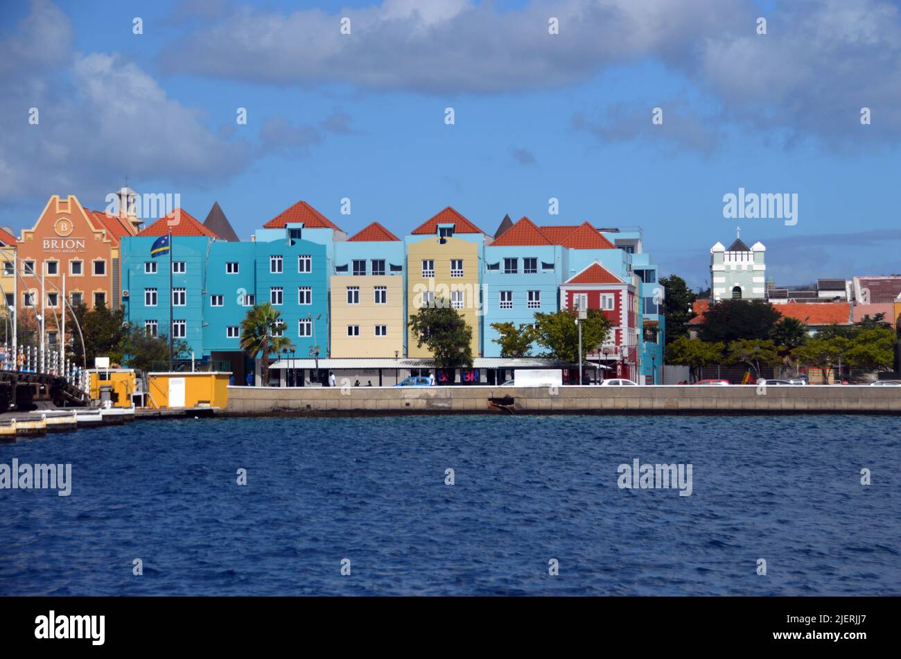 Pastellfarbene Kolonialgebäude an der Waterfront von Willemstad in der Nähe der Queen Emma Bridge, dem Kapitol von Curaçao, einer niederländischen Karibikinsel. Stockfoto