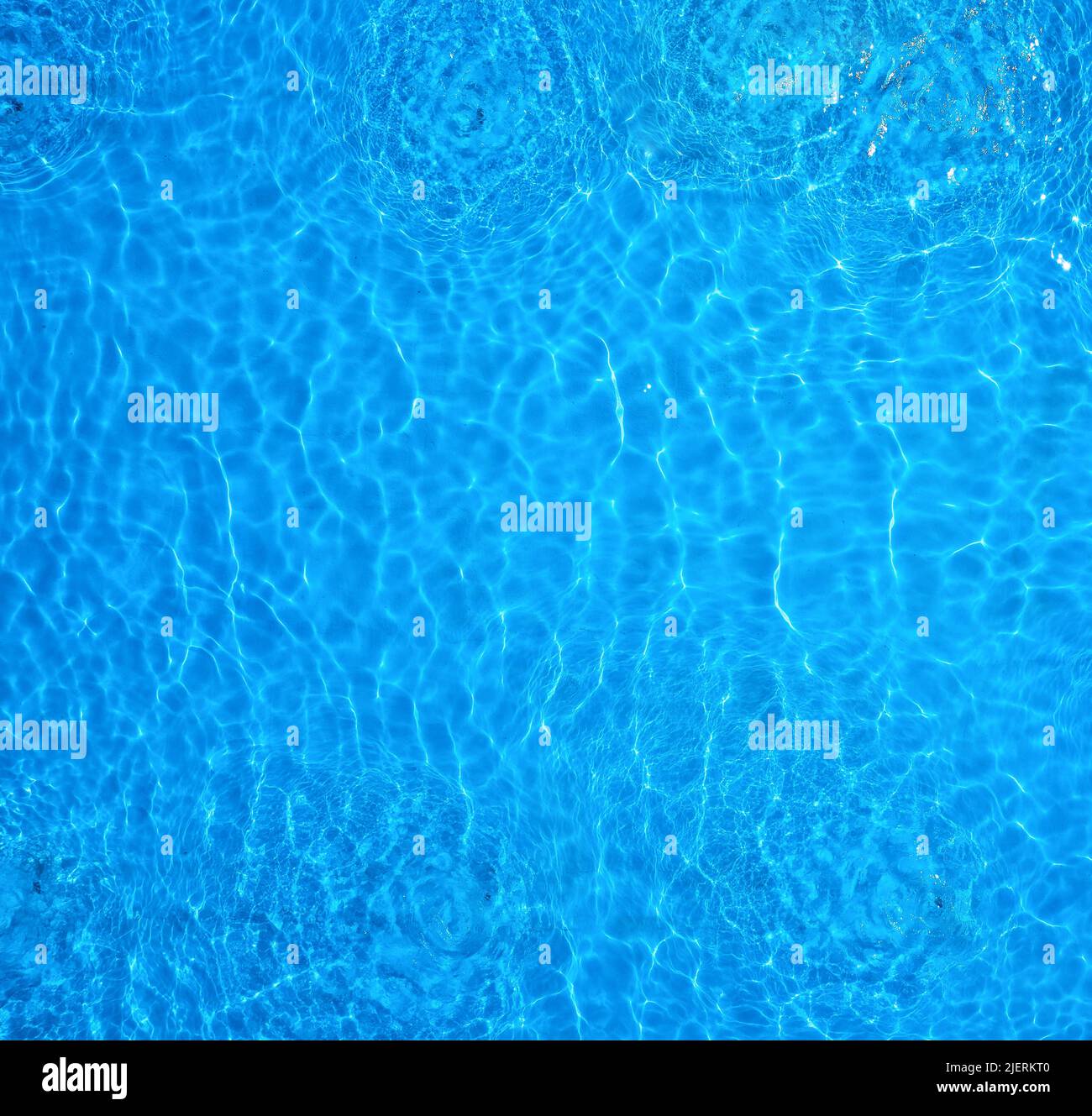 Poolwasser. Abstrakte blaue Wasseroberfläche Hintergrundstruktur. Draufsicht. Stockfoto