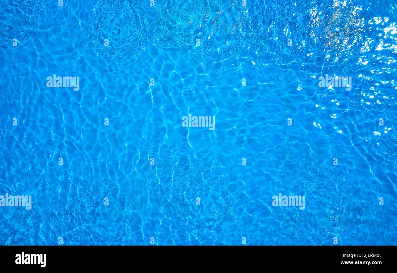 Poolwasser. Abstrakte blaue Wasseroberfläche Hintergrundstruktur. Draufsicht. Stockfoto