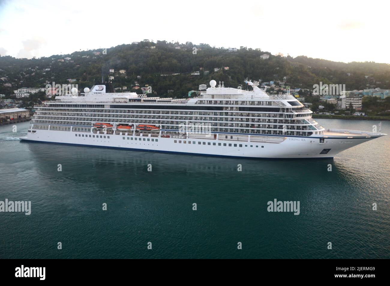 Die Wikingersee ein Passagierschiff verlässt Castries, die Hauptstadt der östlichen Karibik Insel Saint Lucia. Stockfoto