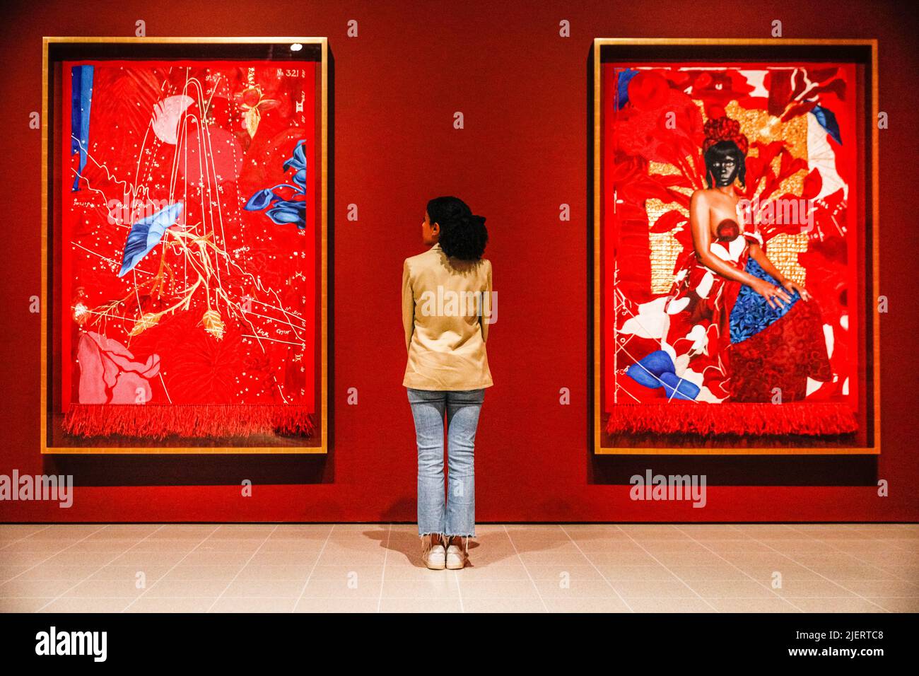 London, Großbritannien. 28.. Juni 2022. Mitarbeiter der Galerie mit Lina Iris Viktor, Red/Sun (l, 2021-22) und Red/Meridian (2021-22) . Die von Ekow Eshun kuratierte Ausstellung in The Black Fantastic bringt eine Gruppe von 11 internationalen Künstlern zusammen, die Elemente von Folklore, Mythos, Science Fiction, spirituellen Traditionen, Prunk und Vermächtnissen des Afrofuturismus inventivierend recyceln und neu konfigurieren.29. Juni - 18. September 2022 in der Hayward Gallery. Kredit: Imageplotter/Alamy Live Nachrichten Stockfoto