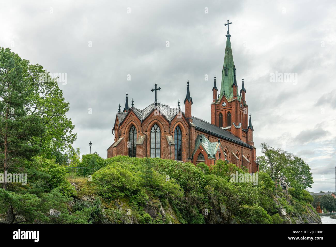 Schöne Kirche an einem Sommertag in Trollhattan, Schweden aus einem niedrigen Blickwinkel. 1857 am 7.. august wurde Trollhättan eine eigene Pfarrei, die in einem angegeben wurde Stockfoto