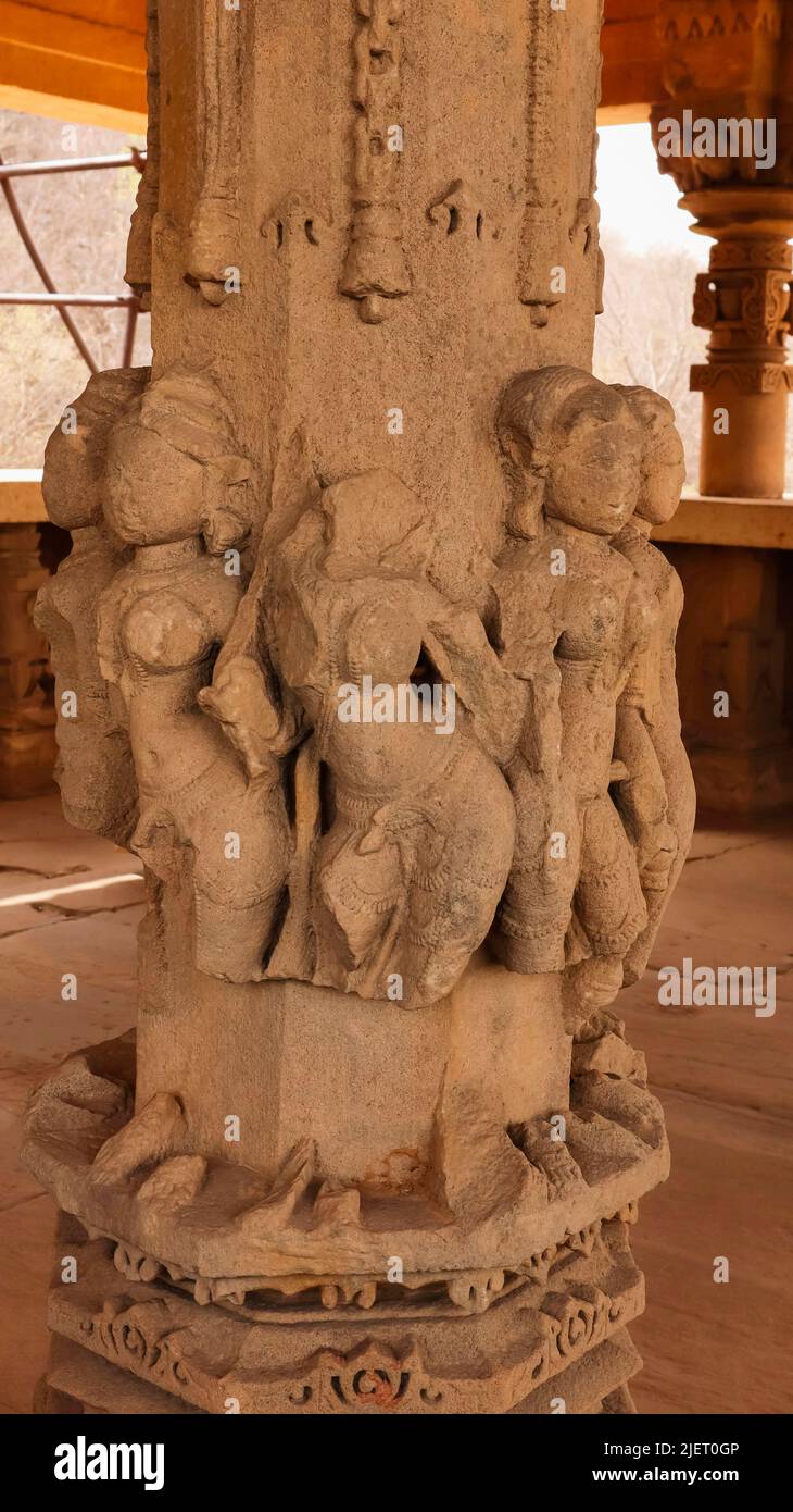Skulptur der Tänzer auf der Säule des Herrn Vishnu Temple, in der Nähe der Bateshwara-Tempelgruppe, Morena, Madhya Pradesh, Indien. Stockfoto