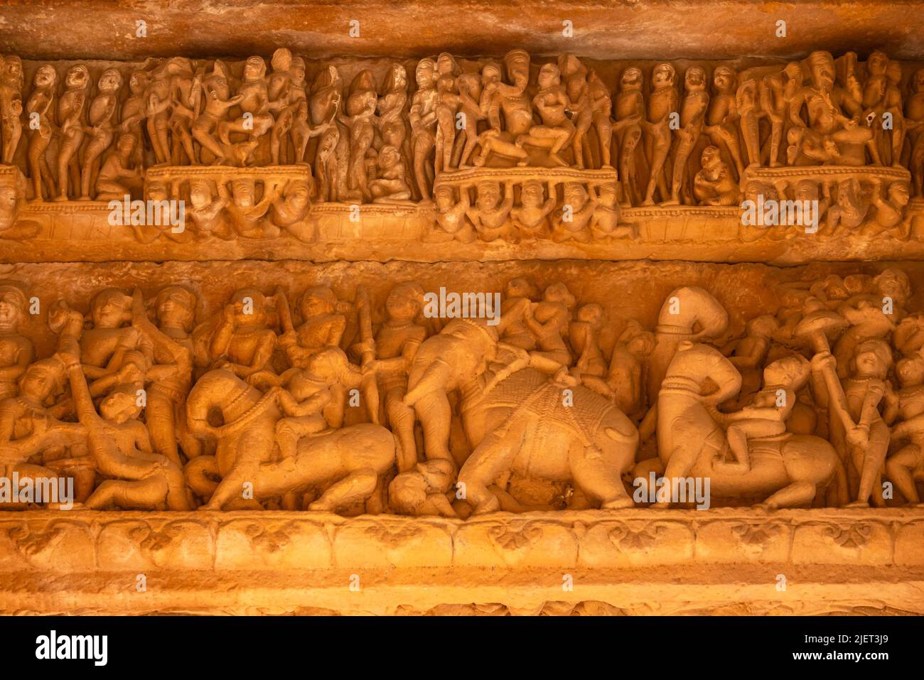Schnitzereien von Kriegsszenen auf der Mandapa von Garhi Padavali, Bamor, Madhya Pradesh, Indien. Stockfoto