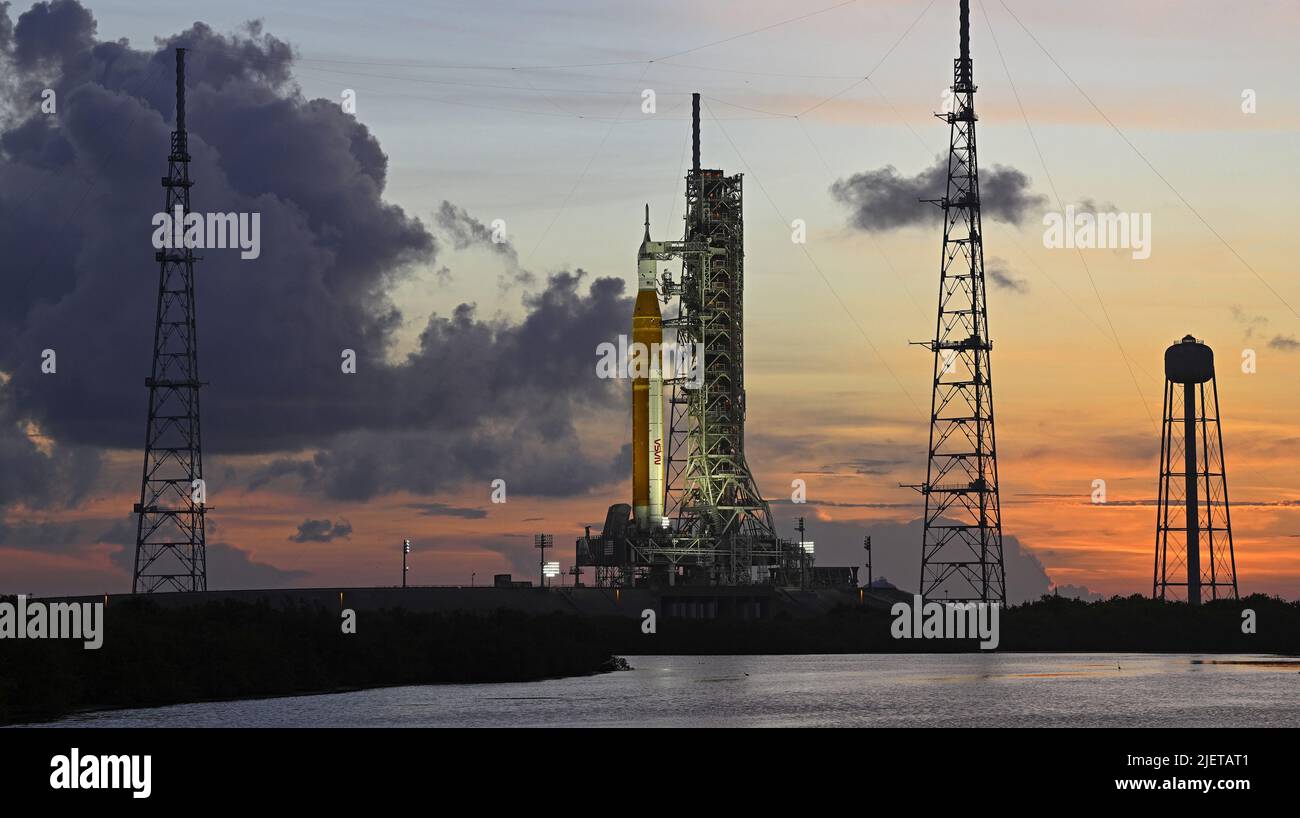 Am Montag, den June27. November 2022, steht die NASA-Rakete (Space Launch System, SLS) nach Sonnenuntergang im Kennedy Space Center, Florida, auf dem Komplex 39B. Nach der erfolgreichen Generalprobe des Countdowns des Fahrzeugs wird SLS zum Vehicle Assembly Building zurückrollen, wo die NASA die letzten Vorbereitungen für den ersten Start des Artemis-Programms treffen wird, der derzeit für den weiteren Sommer geplant ist. Foto von Joe Marino/UPI Credit: UPI/Alamy Live News Stockfoto