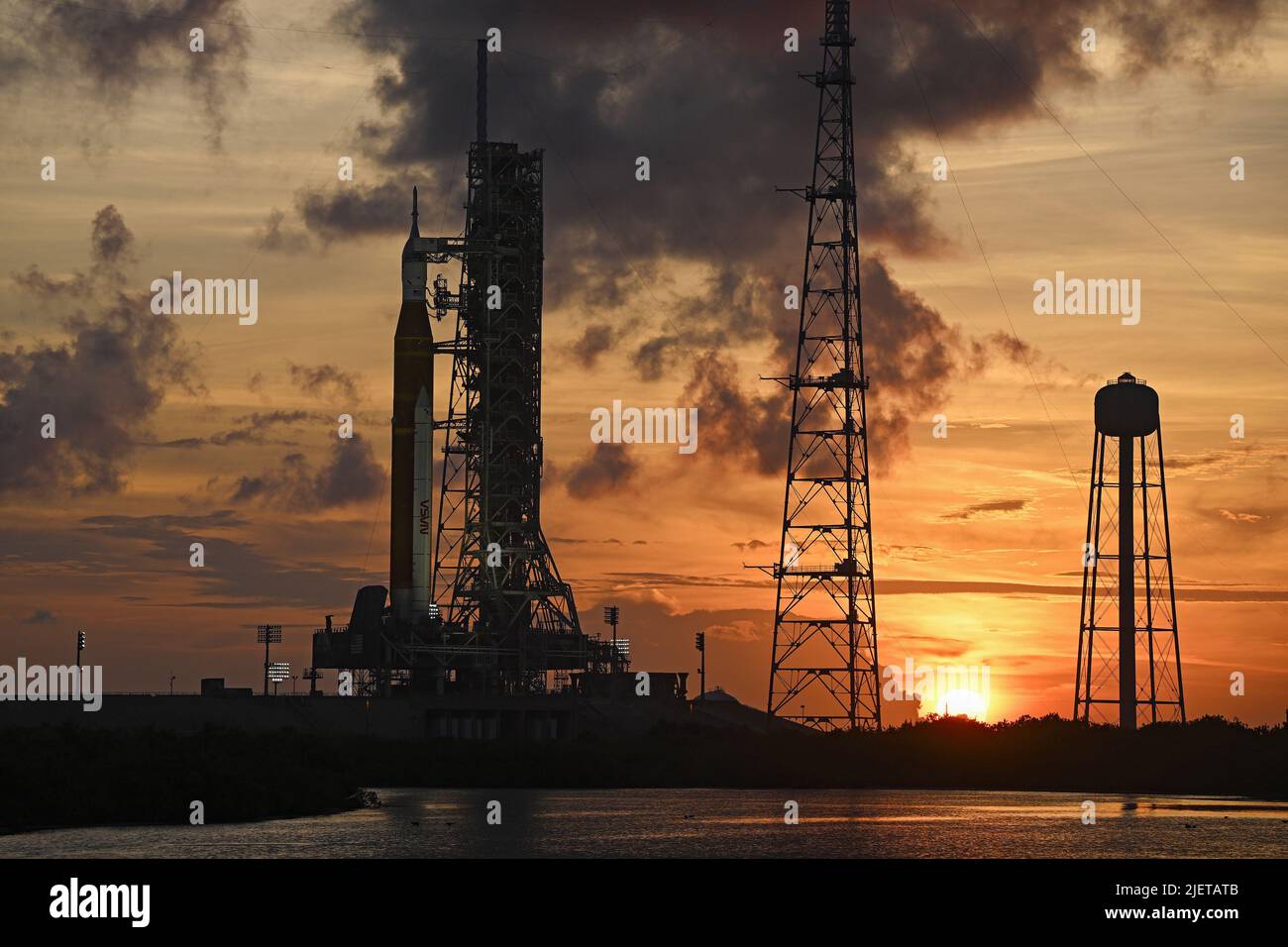 Die Sonne untergeht hinter der NASA-Rakete Space Launch System (SLS ...