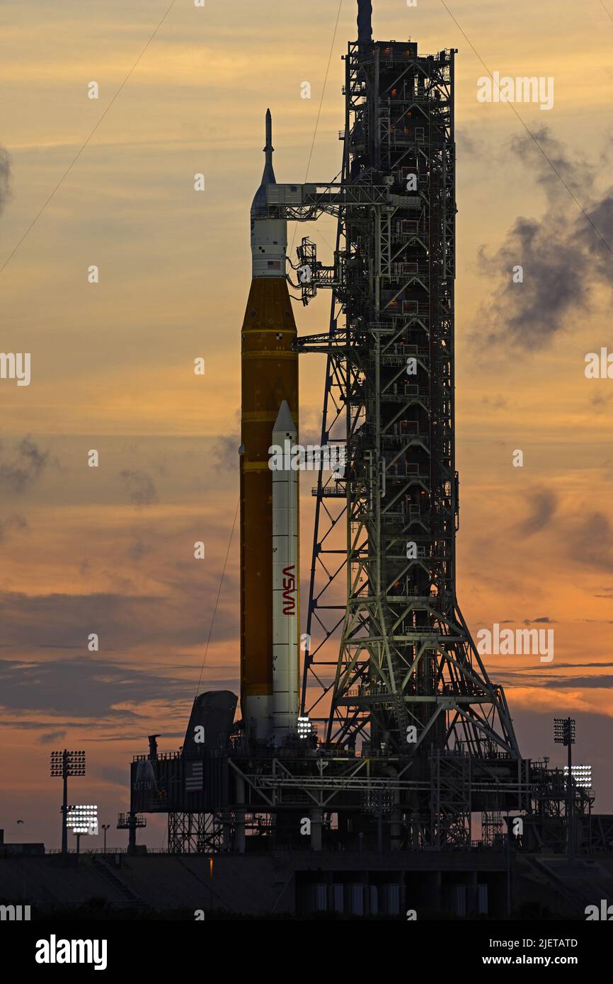 Bei Sonnenuntergang steht die NASA-Rakete (Space Launch System, SLS) am Montag, June27. 2022, auf dem Komplex 39B im Kennedy Space Center, Florida. Nach der erfolgreichen Generalprobe des Countdowns des Fahrzeugs wird SLS zum Vehicle Assembly Building zurückrollen, wo die NASA die letzten Vorbereitungen für den ersten Start des Artemis-Programms treffen wird, der derzeit für den weiteren Sommer geplant ist. Foto von Joe Marino/UPI Credit: UPI/Alamy Live News Stockfoto