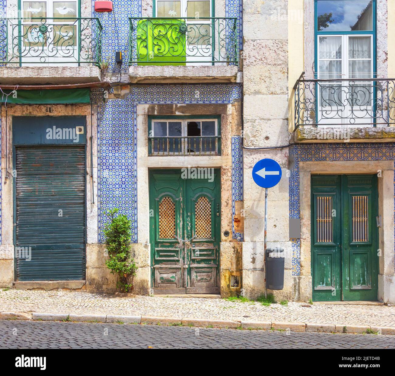 Fragment der Fassade des Hauses mit dekorativen Elementen und Azulejo-Fliesen. Lissabon, Portugal Stockfoto