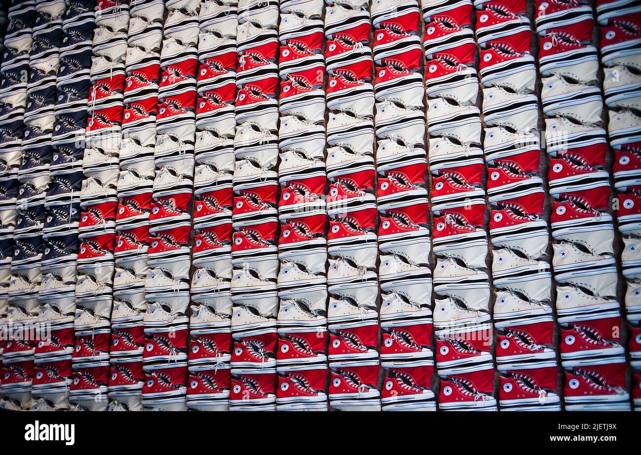 Converse All-Star Chuck Taylor Schuhe in rot-weiß und blau zu einer US-Flagge zusammengelegt Stockfoto
