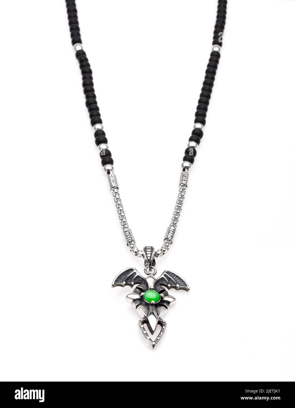 Halskette Modeschmuck auf weißem Hintergrund Stockfoto