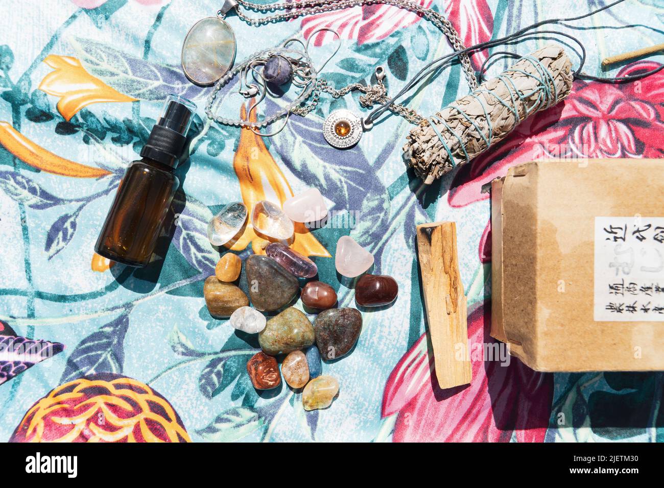Reize und Aromatherapieöle und Weihrauch für das Sommersonnenwende-Ritual. Spirituelles Lebenskonzept Stockfoto
