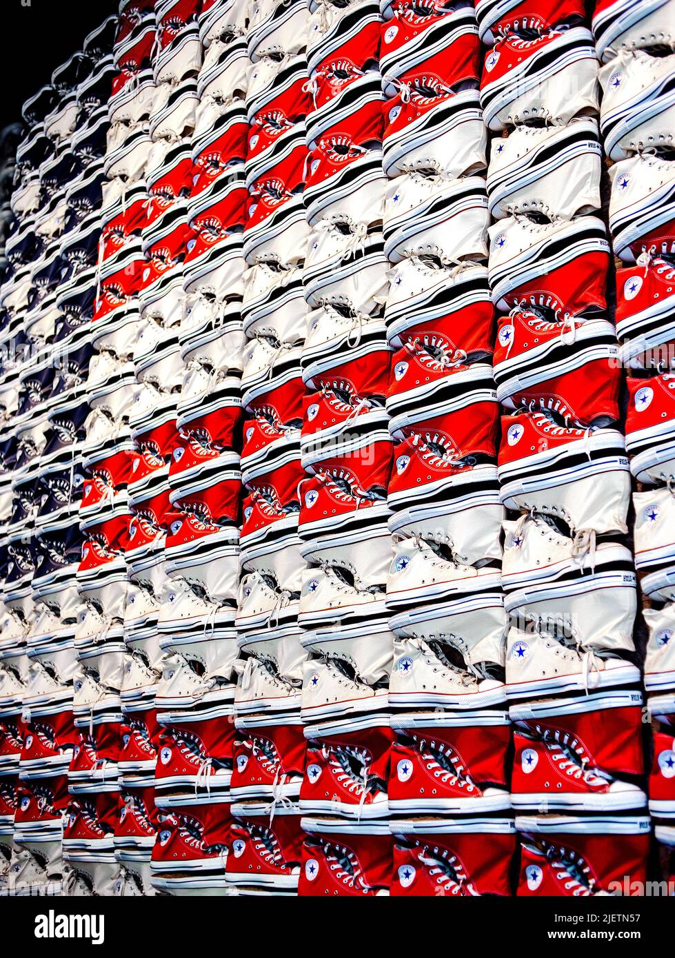 Converse All-Star Chuck Taylor Schuhe in rot-weiß und blau zu einer US-Flagge zusammengelegt Stockfoto