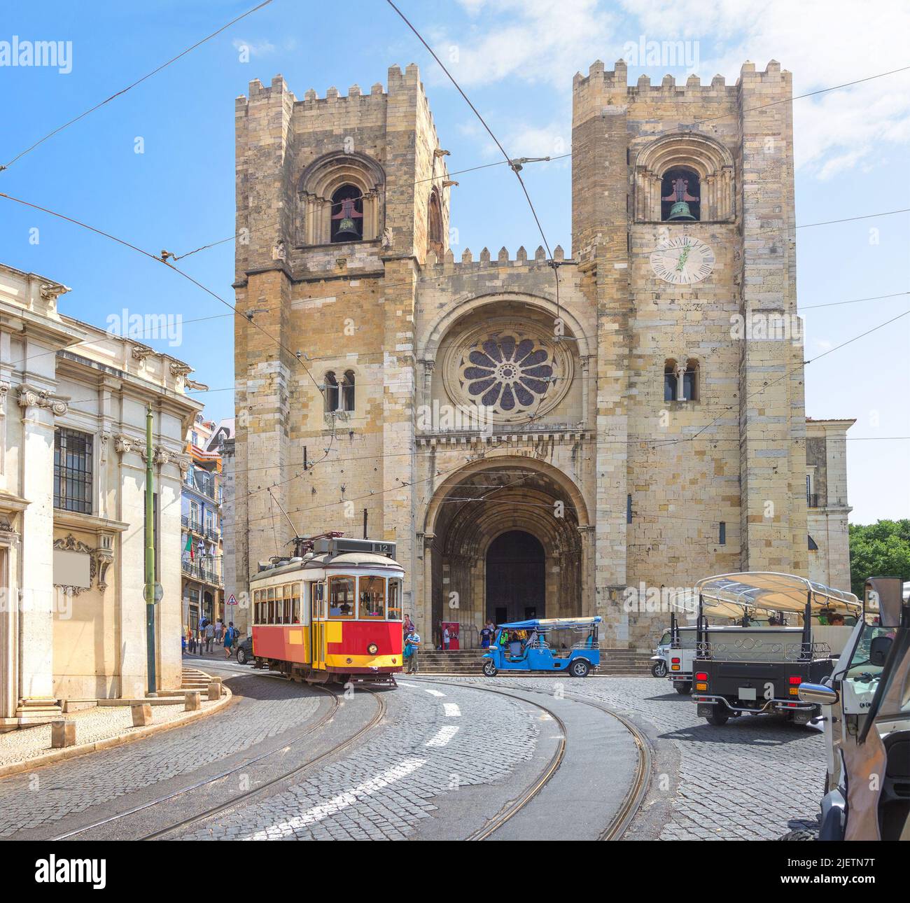 Die alte Kathedrale wurde 1150 vom ersten König Portugals an der Stelle einer alten Moschee erbaut. Lissabon, Portugal Stockfoto