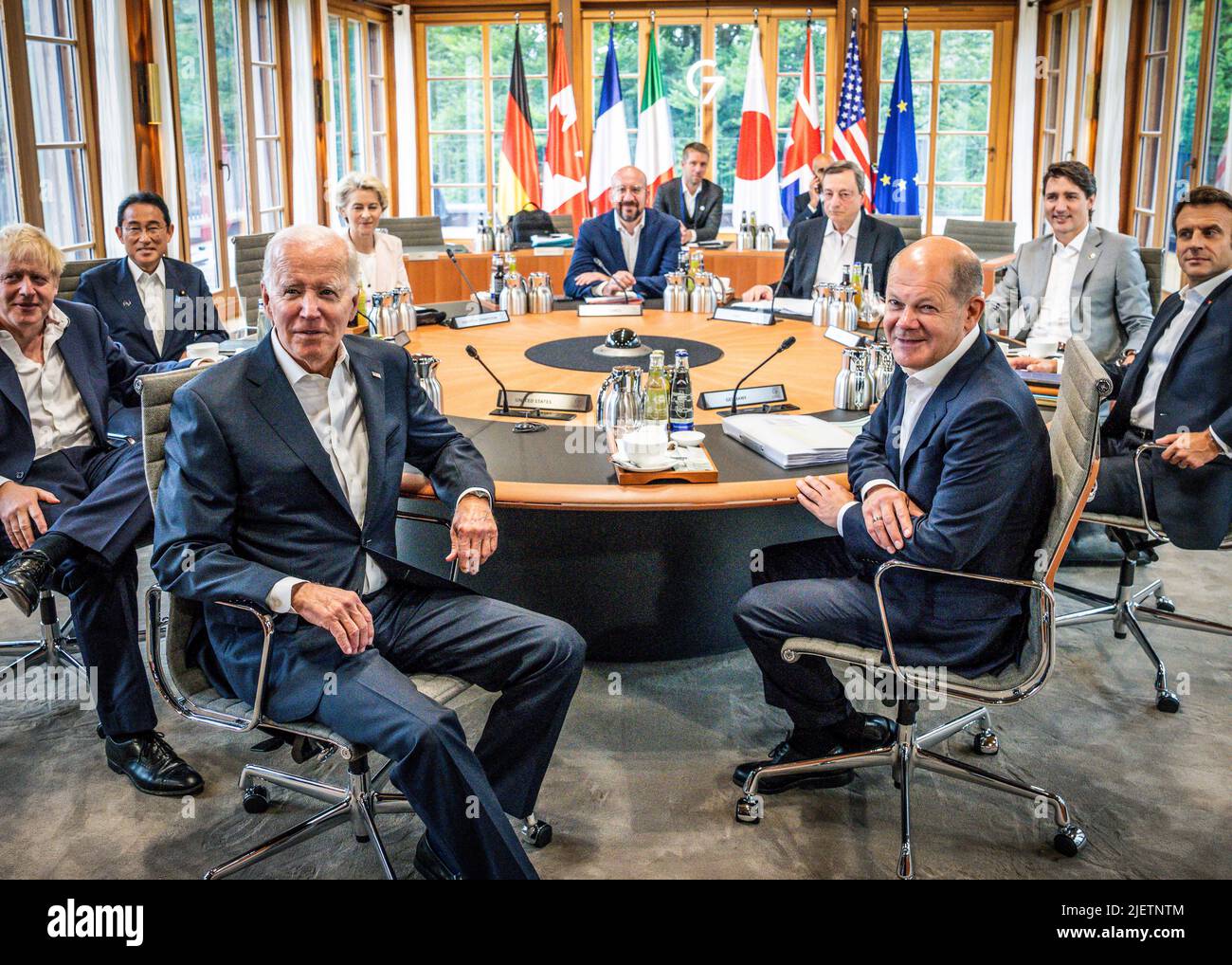 28. Juni 2022, Bayern, Elmau: US-Präsident Joe Biden, Boris Johnson, Premierminister von Großbritannien, Fumio Kishida, Premierminister von Japan, Ursula von der Leyen, Präsident der EU-Kommission, Charles Michel, Präsident des EU-Rates, Mario Draghi, Premierminister von Italien, Justin Trudeau, Premierminister von Kanada, Emmanuel Macron, Frankreichs Präsident, Bundeskanzler Olaf Scholz (SPD), am letzten Tag des dreitägigen Gipfels G7. Zum Abschluss des Gipfels werden die neue Weltordnung nach dem russischen Angriff auf die Ukraine und das Thema Digitalisierung thematisiert. Foto: Michael Stockfoto