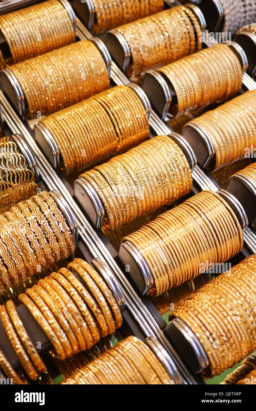 goldene Farbe Armreifen Display zum Verkauf im lokalen Geschäft , Stockfoto