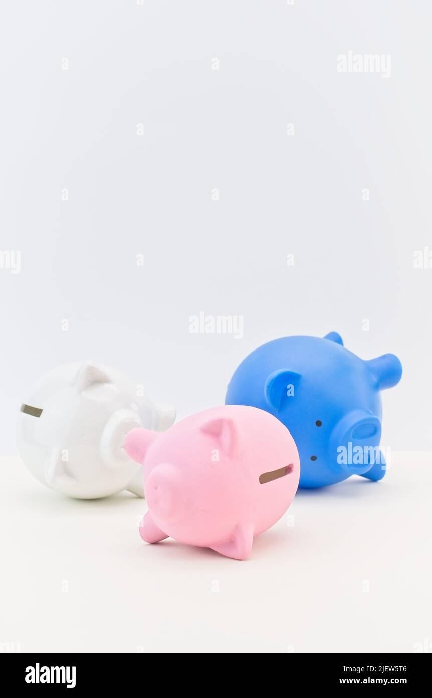 Sparschwein auf einem hellen weißen Schreibtisch - Finanz- und Sparkonzept Stockfoto