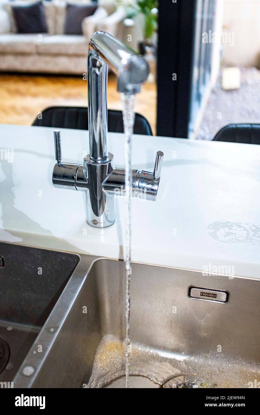 Kücheneinheit Spülbecken Mischbatterie mit fließendem Wasser Stockfoto