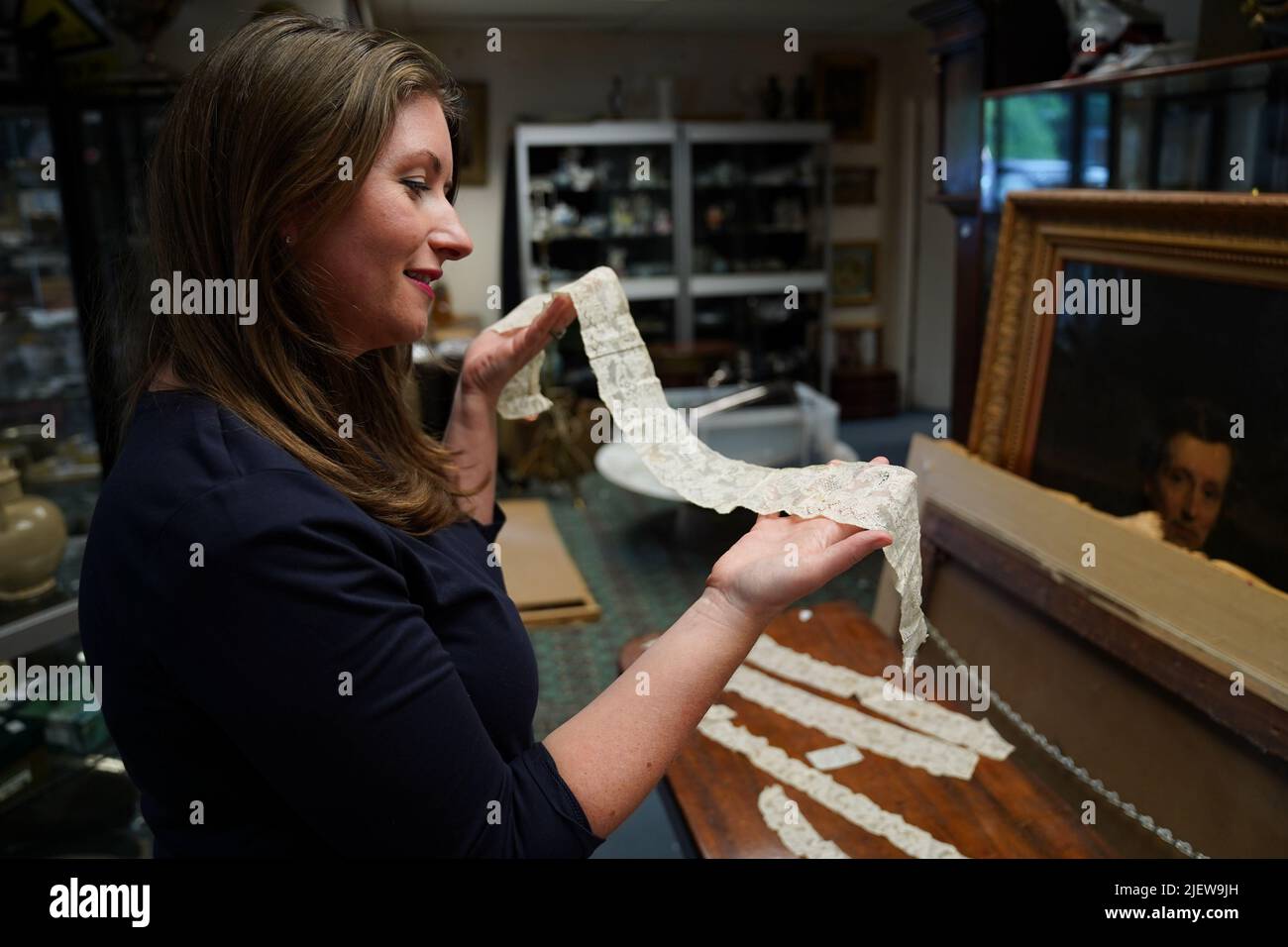Isabel Murtough von Hansons Auctioneers and Valuers in Derbyshire hält Spitze, von der angenommen wird, dass sie am 1. 1901. Februar zum Beschleichen des Sarges von Königin Victoria verwendet wurde. Der von Hansons entdeckte Teil des Palles soll am 30. Juni versteigert werden und soll mindestens 1.500 £erhalten. Bilddatum: Dienstag, 28. Juni 2022. Siehe PA Story SALE Victoria. Bildnachweis sollte lauten: Jacob King/PA Wire Stockfoto