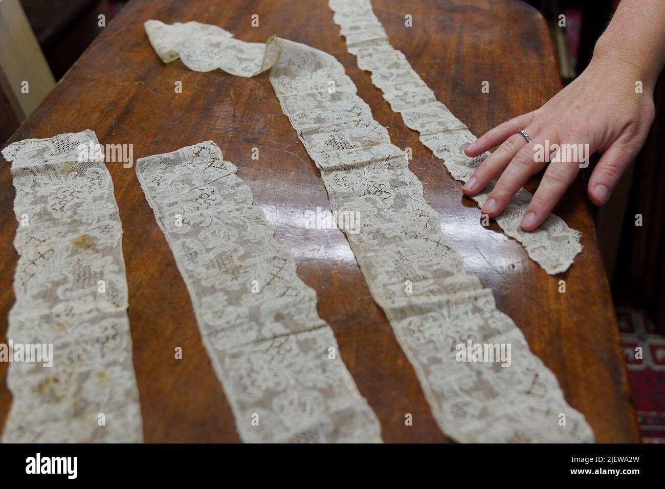 Isabel Murtough von Hansons Auctioneers and Valuers in Derbyshire hält Spitze, von der angenommen wird, dass sie am 1. 1901. Februar zum Beschleichen des Sarges von Königin Victoria verwendet wurde. Der von Hansons entdeckte Teil des Palles soll am 30. Juni versteigert werden und soll mindestens 1.500 £erhalten. Bilddatum: Dienstag, 28. Juni 2022. Siehe PA Story SALE Victoria. Bildnachweis sollte lauten: Jacob King/PA Wire Stockfoto