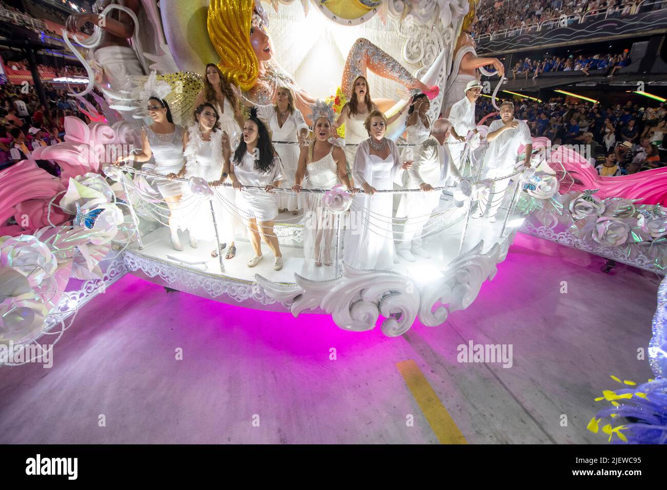 Rio, Brasilien - 22. april 2022: Samba-Schule Sao Clemente im Karneval von Rio, gehalten im Marques de Sapucai Sambadrome Stockfoto