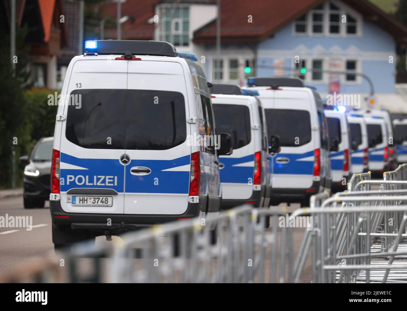 Garmisch Partenkirchen, Deutschland. 28.. Juni 2022. Polizei-Notfahrzeuge fahren hinter Barrieren. Deutschland war Gastgeber des Gipfels G7 auf Schloss Elmau. Quelle: Karl-Josef Hildenbrand/dpa/Alamy Live News Stockfoto