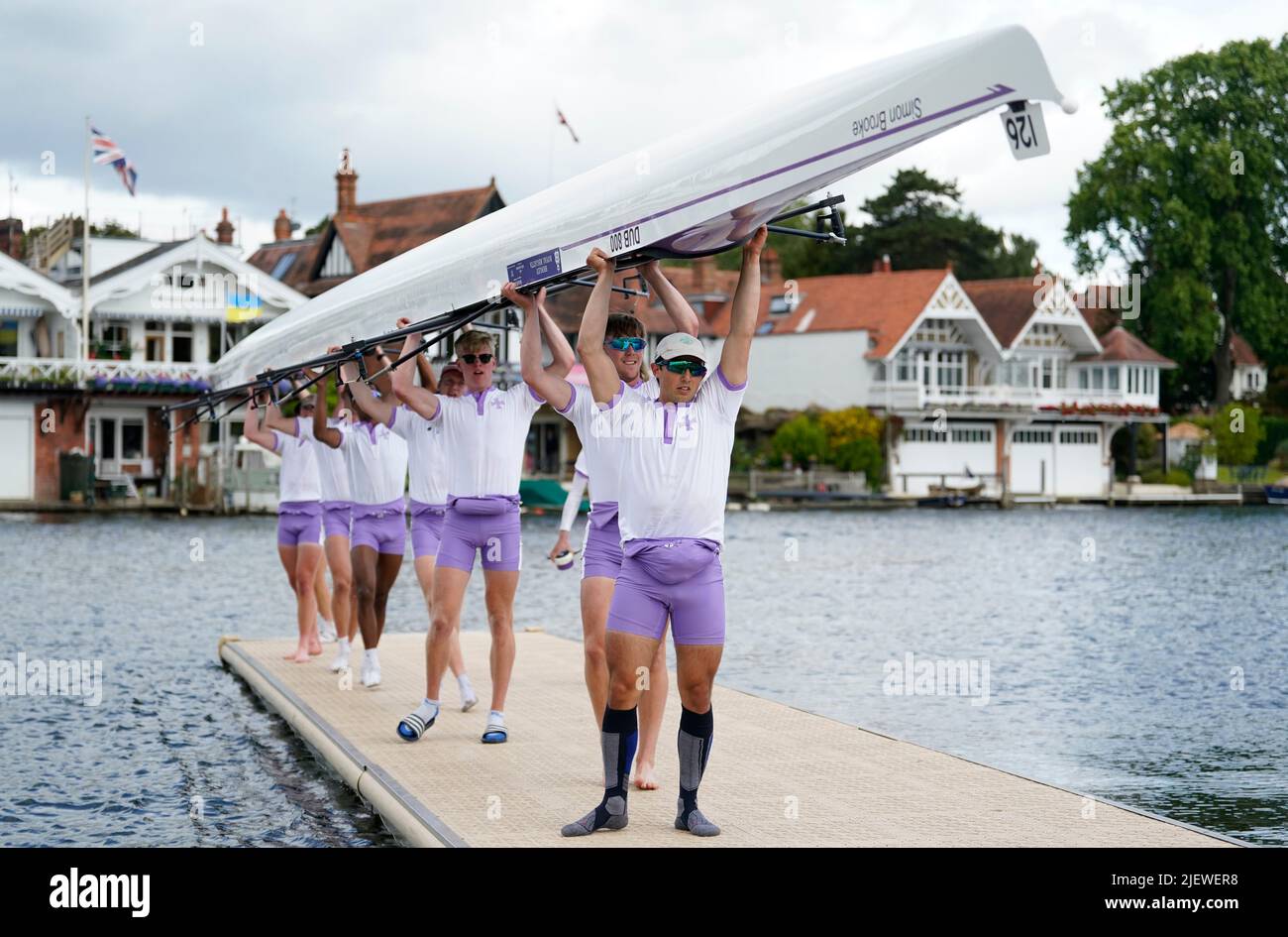 Mitglieder der Durham University „A“ tragen ihr Boot zurück zum Bootshaus, nachdem sie am Eröffnungstag der Henley Royal Regatta 2022 an der Themse teilnehmen. Bilddatum: Dienstag, 28. Juni 2022. Stockfoto