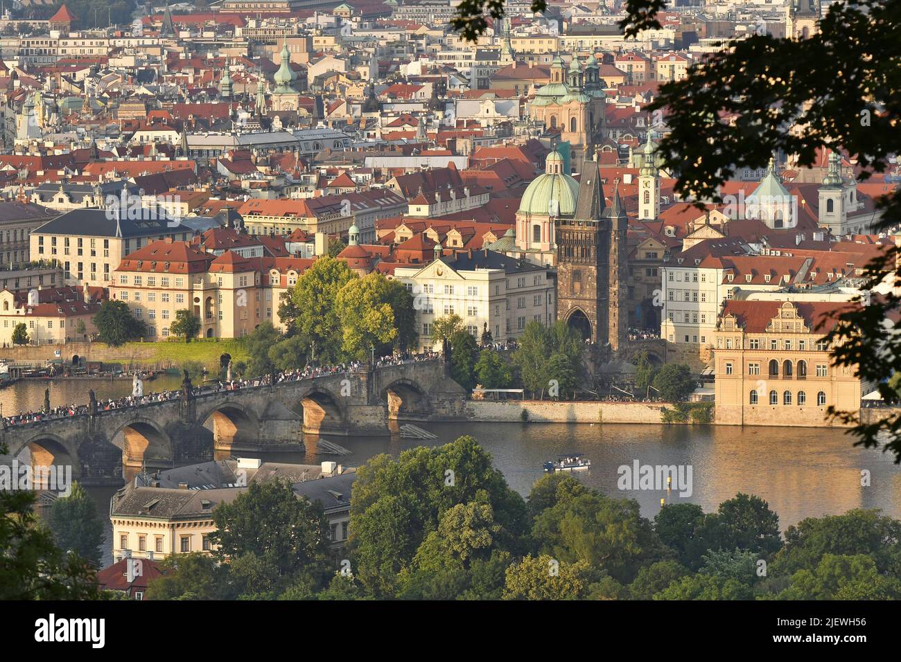 Karlsbrücke und Altstadtarchitektur Abendansicht vom Petrin-Hügel, Prag Tschechische Republik. Stockfoto