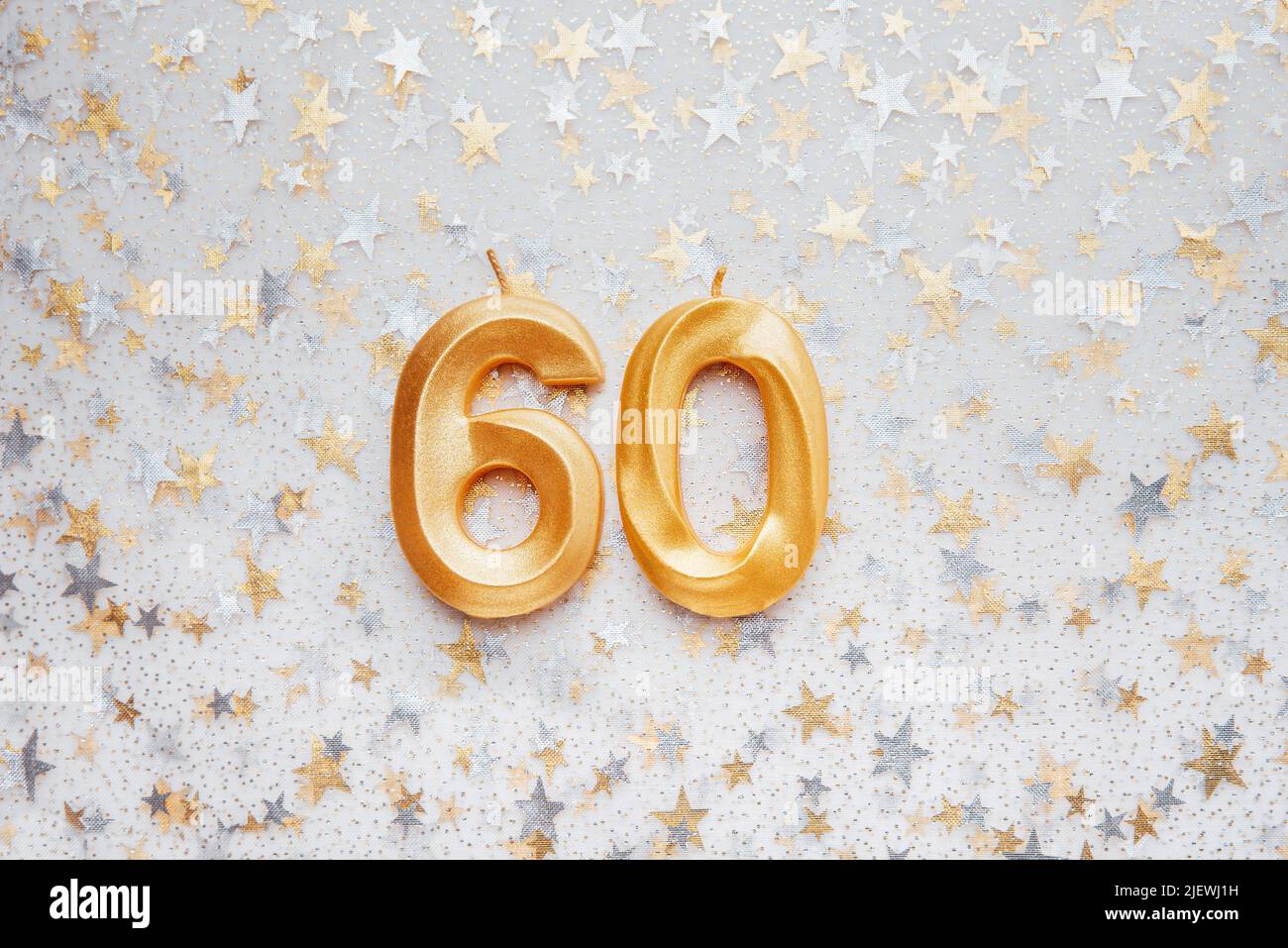 Nummer 60 sechzig goldene Feier Geburtstagskerze auf festlichen Hintergrund. Sechzig Jahre Geburtstag. Konzept der Feier Geburtstag, Jubiläum, wichtiges Datum, Feiertag Stockfoto