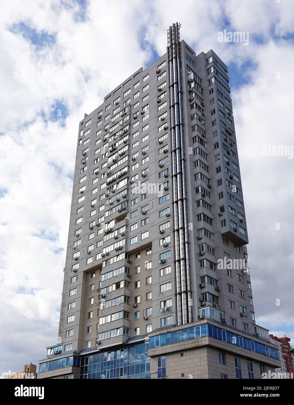 Kiew, Ukraine 6. April 2021: Neubau mit Rohren an der Fassade in der Stadt Kiew am linken Ufer Stockfoto
