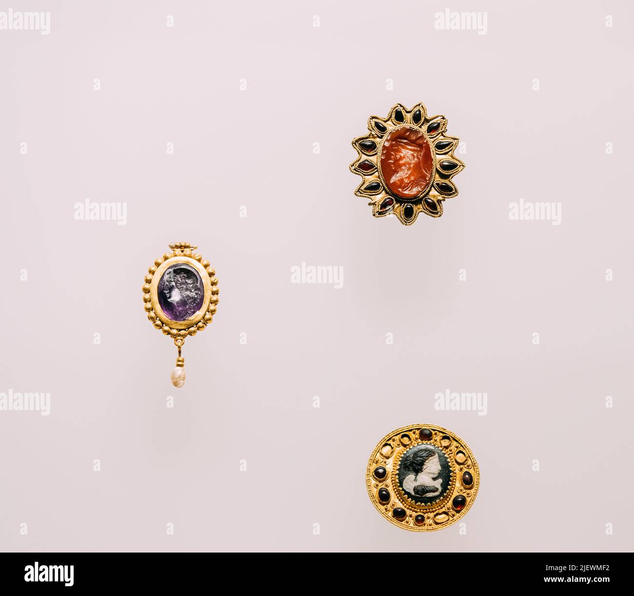 Tiflis, Georgien. Georgian National Museum. Nahaufnahme Des Antiken Georgischen Schmucks. Medaillon mit Porträt Eines georgischen Adligen. Kamee in drei-la geschnitzt Stockfoto