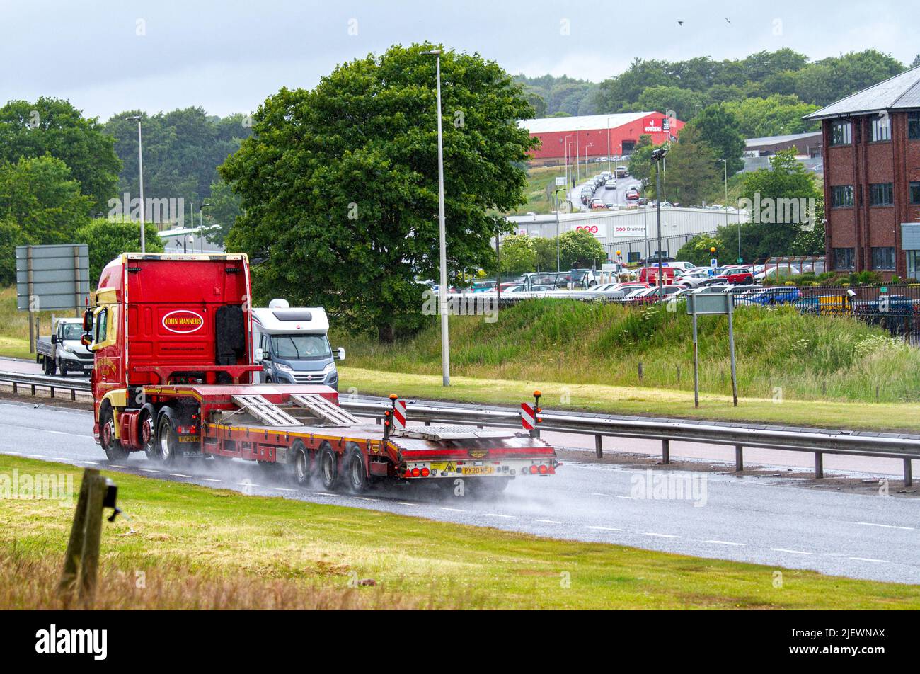 Dundee, Tayside, Schottland, Großbritannien. 28.. Juni 2022. Wetter in Großbritannien: Nordost-Schottland erlebt ein trübes Wetter mit leichten Winden und vereinzelten Schauern, mit Temperaturen bis zu 15 Grad Schwere Nutzfahrzeuge, die Wasser auf die nasse, stark befahrene Dundee Kingsway West-Doppelspurstraße sprühen, sind mit gefährlichen, rutschigen Bedingungen konfrontiert. Kredit: Dundee Photographics/Alamy Live Nachrichten Stockfoto