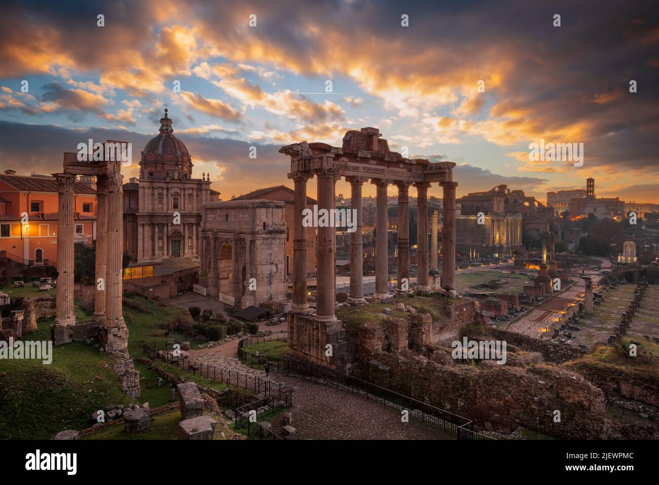 Rom, Italien in der Abenddämmerung auf den Ruinen des historischen Forum Romanum. Stockfoto