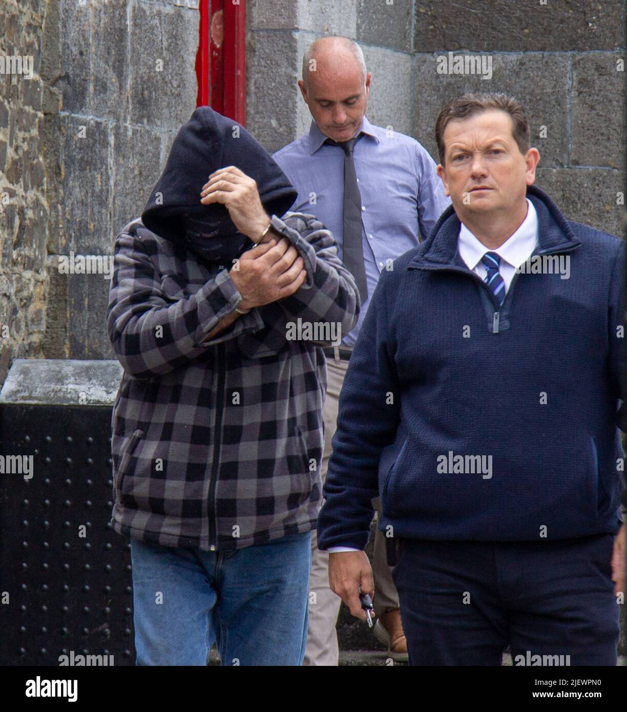 Der Verdächtige wird in Handschellen vom Gericht weggeführt Stockfoto