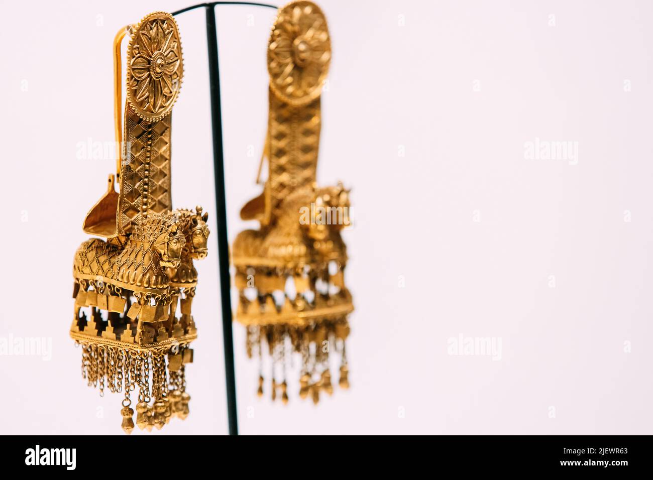 Tiflis, Georgien. Georgian National Museum. Pferdegeschirr-Dekorationen. Diskoid verzierte Plaketten Ein Merkmal der Unterscheidung der in der AK interred Stockfoto
