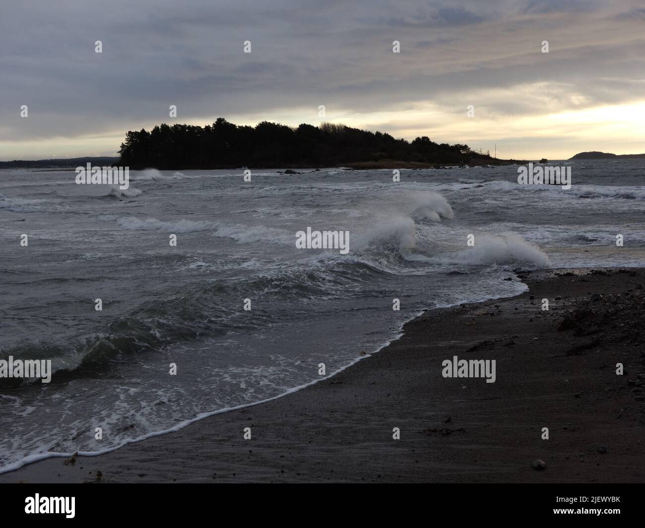 Starke Wellen, nach dem Sturm, die über den Strand spülen. Stockfoto