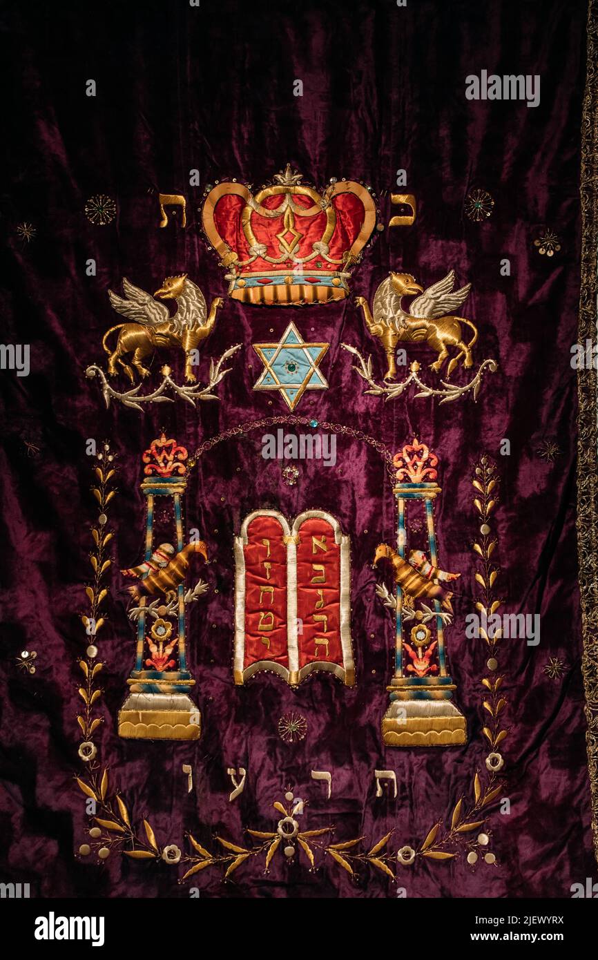 Tiflis, Georgien. Georgian National Museum. Parokhet - Torah Ark Vorhang. Torah Ark (auch als Heikhal oder Aron Kodesh bekannt). Heilige Arche. Die Par Stockfoto