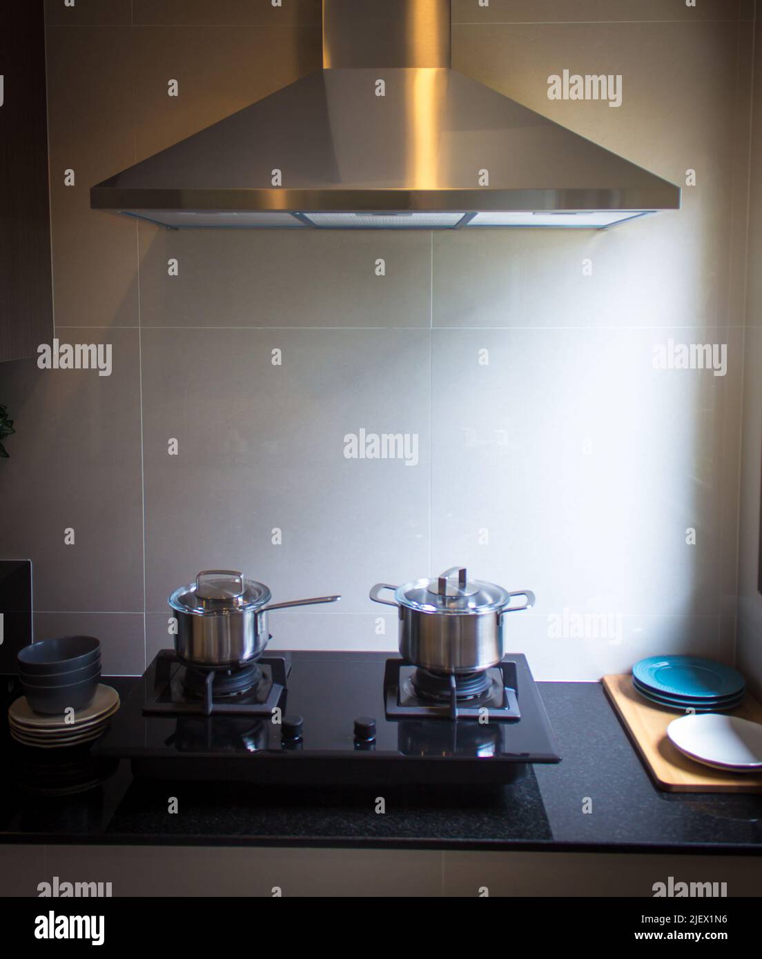 Edelstahl-Kochtopf auf einem schwarzen Gasherd in einer Küche Stockfoto
