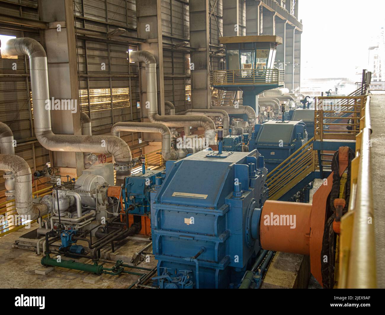 Turbine in der Zuckerrohrindustrie, die an das Getriebe gekoppelt ist Stockfoto