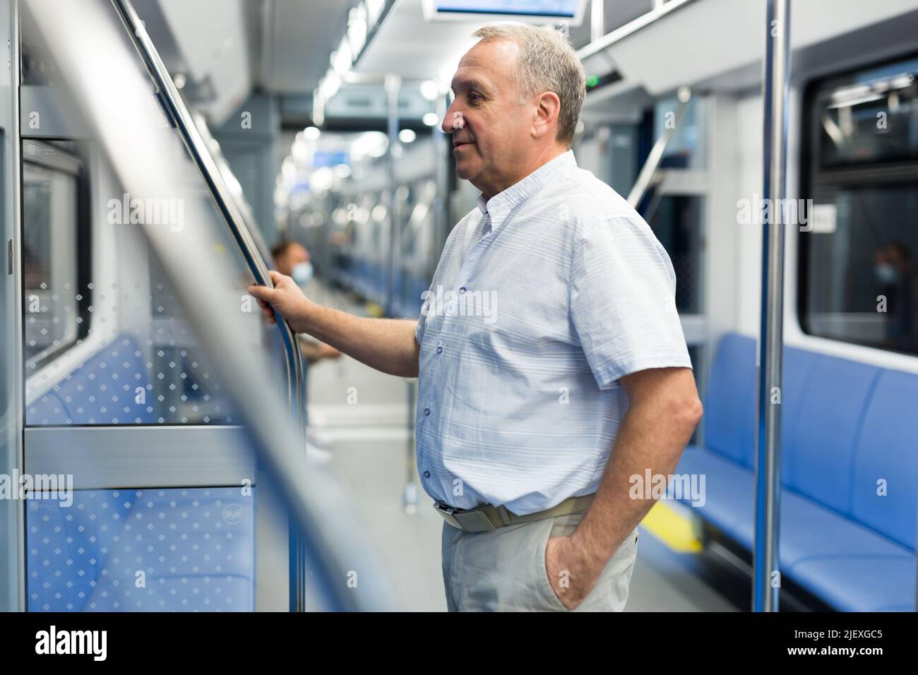 Rentner, 60 Jahre alt, fährt in einem U-Bahn-Auto Stockfotografie - Alamy