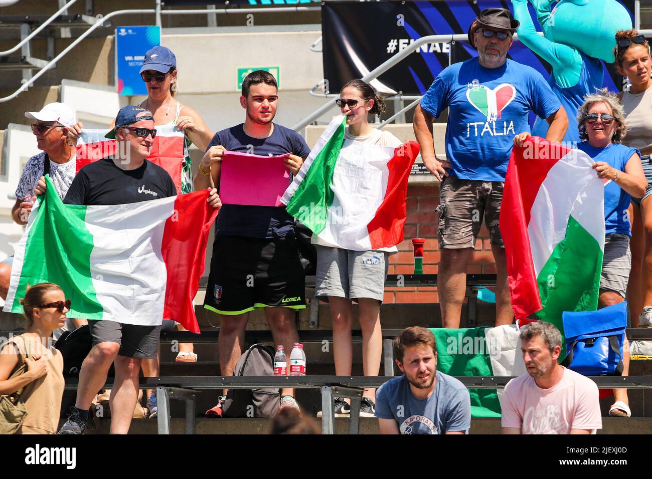 BUDAPEST, UNGARN - 28. JUNI: Italienische Fans während der Finalspiele der FINA World Championships Budapest 2022 Quarter Final Match Italien gegen Frankreich am 28. Juni 2022 in Budapest, Ungarn (Foto: Albert ten Hove/Orange Picters) Stockfoto