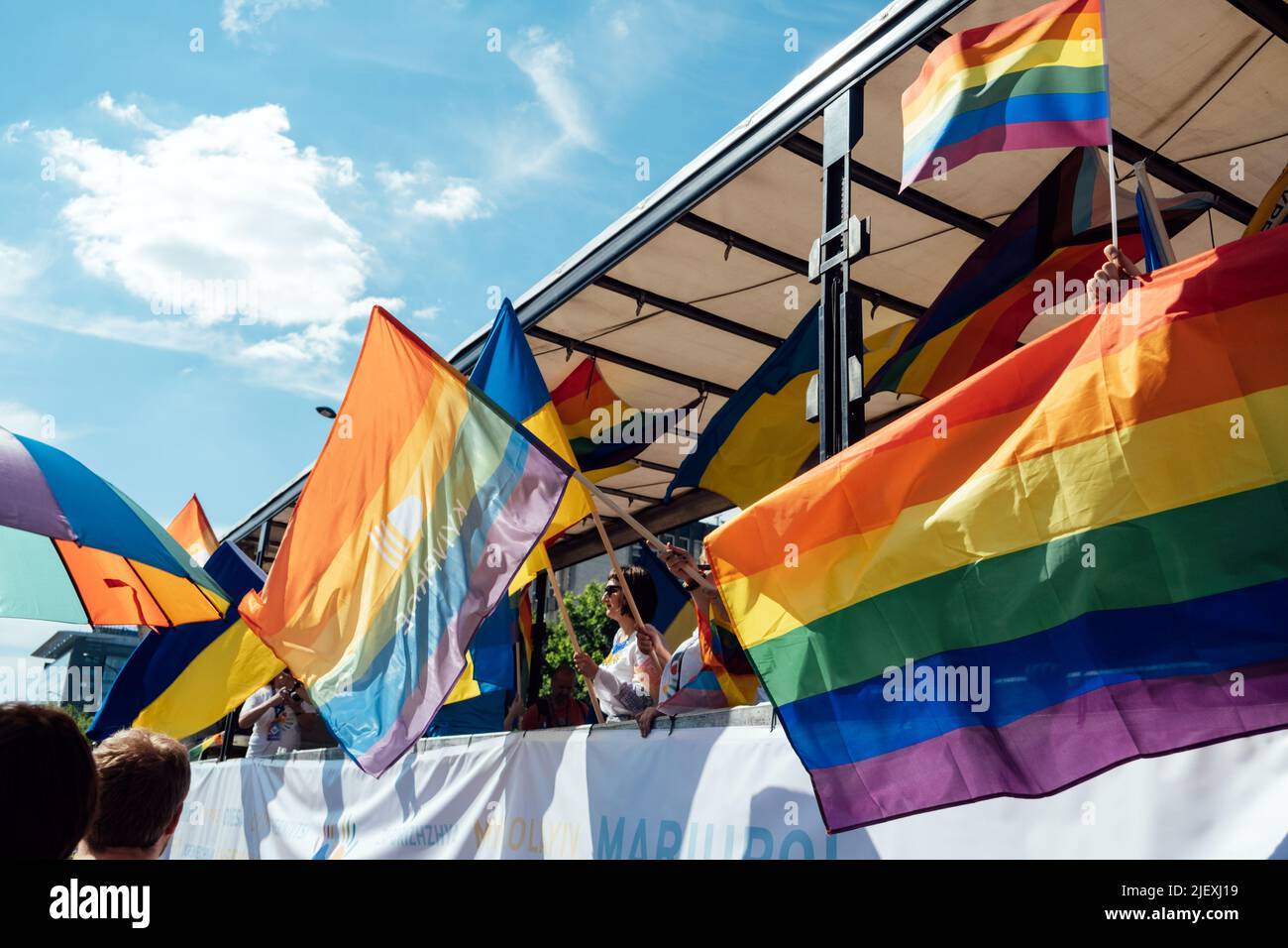 Polnische, ukrainische LGBT-Paraden in Warschau. Aktivisten marschieren für LGBTQ-Rechte. Kyiv Pride. Warschau, Polen, 25. Juni 2022. Stockfoto