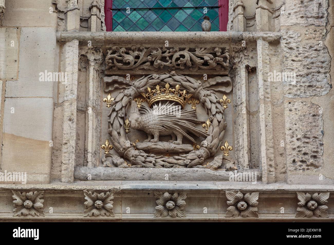 ROUEN, FRANKREICH - 31. AUGUST 2019: Dies ist ein architektonisches Fragment der Fassade eines alten Steinhauses in Form des Emblems von König Louis 12. Stockfoto