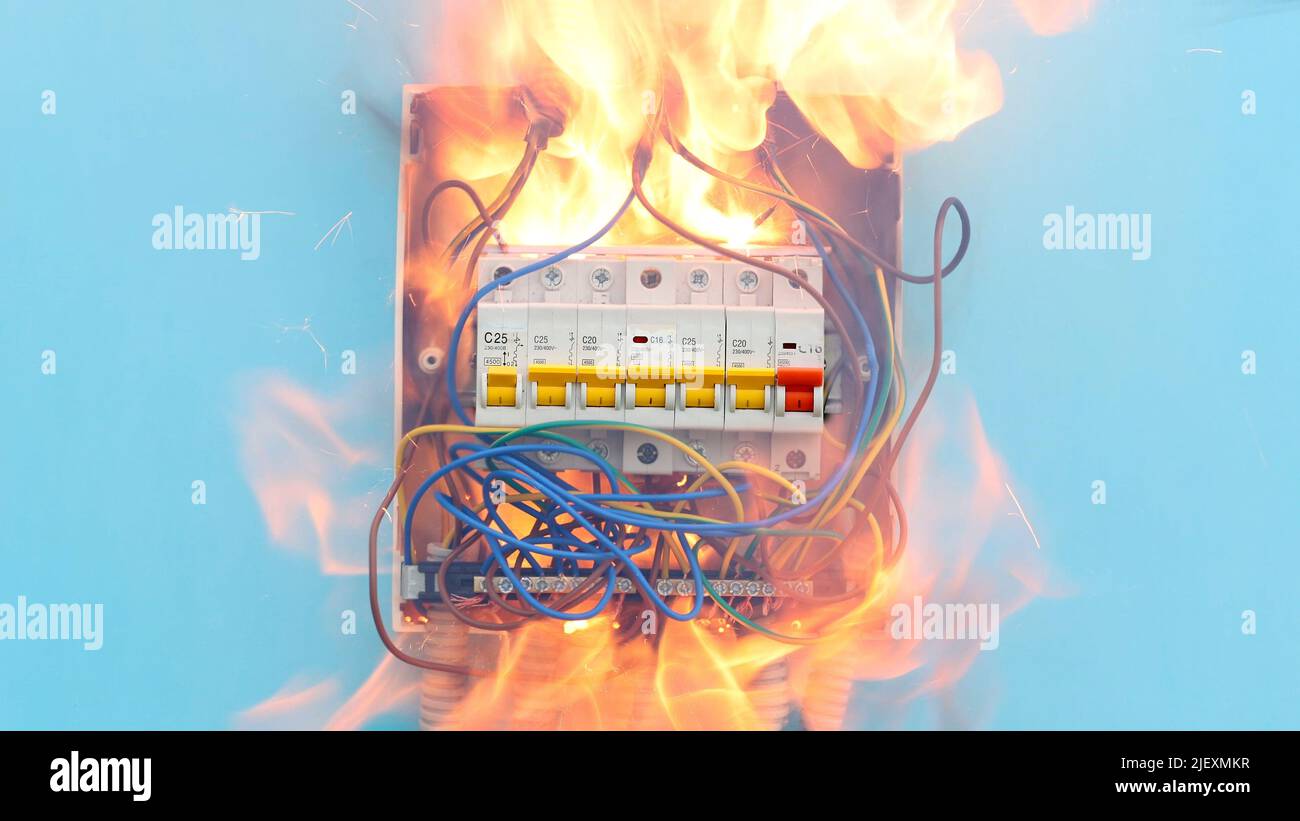 Defekte elektrische Leitungen führten durch einen Kurzschluss in der Verbrauchereinheit zu einem Elektrobrand. Stockfoto